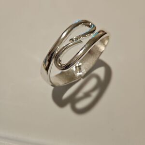 New without tag Silvertone Hisge Open Bracelet